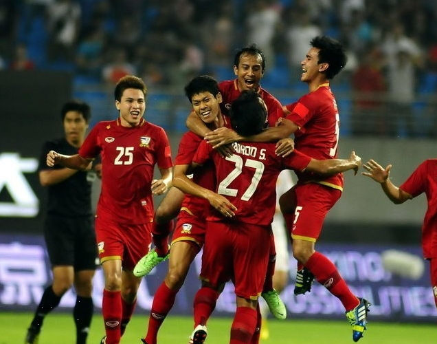 中泰足球赛：热血激战！中国队绝杀泰国，全场观众沸腾欢呼