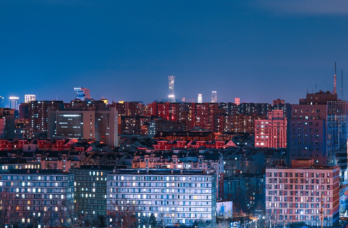 夜幕下的变装女公关：用独特方式点亮城市灯火，解放灵魂的美丽存在