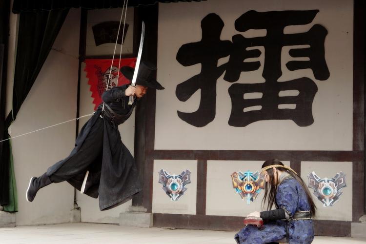七黄五狼黑：充满趣味与独特创意的角色互动与情节反转