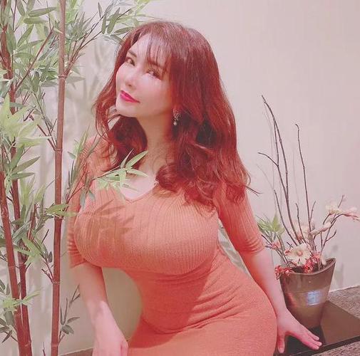 冲田杏梨微博分享生活点滴，展现多面性格与粉丝互动亲密无间