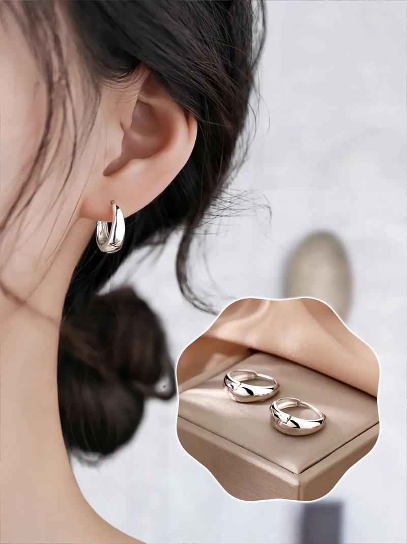 https://www.dingxidaily.com/static/images/202502/7dd81e22fa6859000bbc95b46ed4c686.jpg 银耳环的魅力:简约设计中的情感与记忆承载