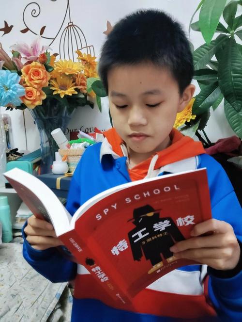 美眉学杀鸡：从柔弱到勇气的转变，挑战自我与动手技巧的考验