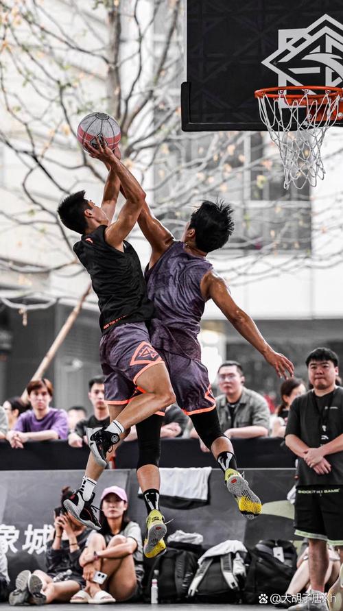 https://www.dingxidaily.com/static/images/202504/79e907972fcd8eeb940e3cc78a94dea3.jpg 篮球狂热:速度与热情的激烈交锋,汗水与技巧的完美结合