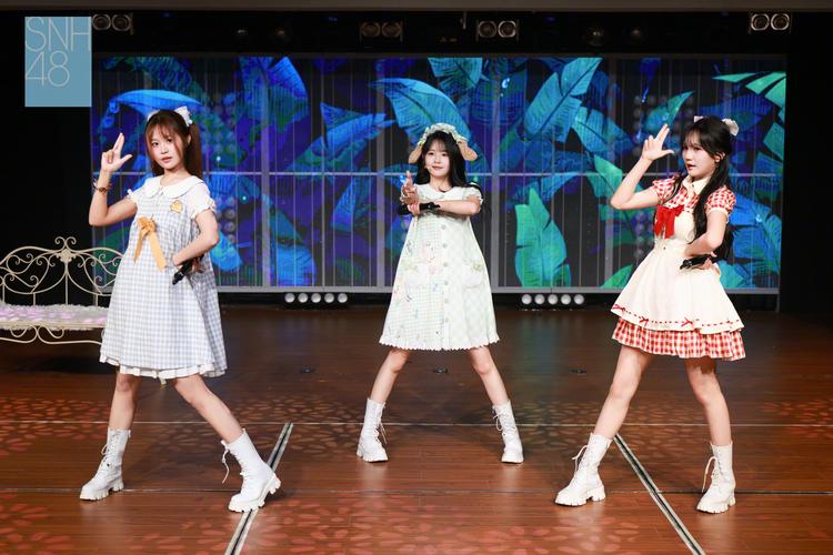 AKB48成员青春与梦想的瞬间：从青涩练习生到舞台闪耀的成长之路