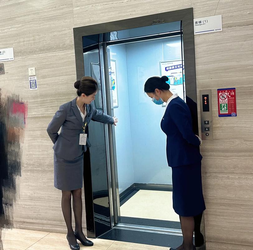 在电梯遇到美女怎么搭讪_电梯泡美女_电梯里遇到美女怎么聊天