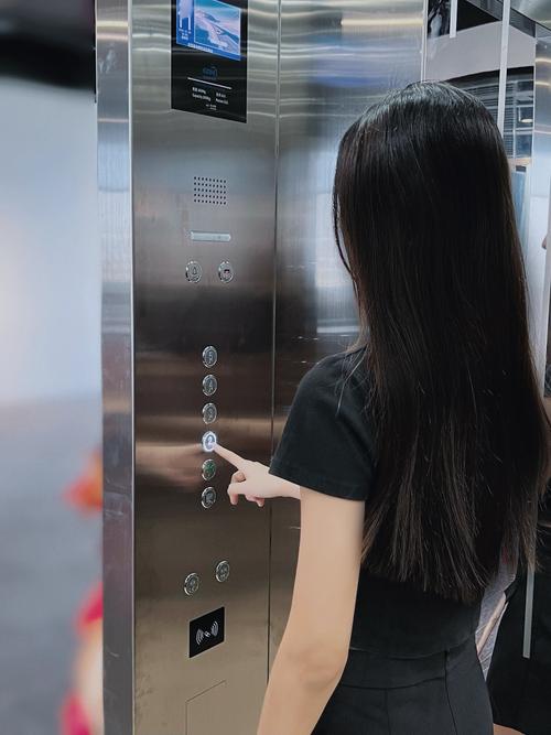 在电梯遇到美女怎么搭讪_电梯里遇到美女怎么聊天_电梯泡美女