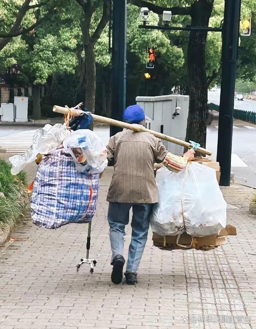 城市边缘骑单车收废品为生者：生活重担下的坚持与寻觅