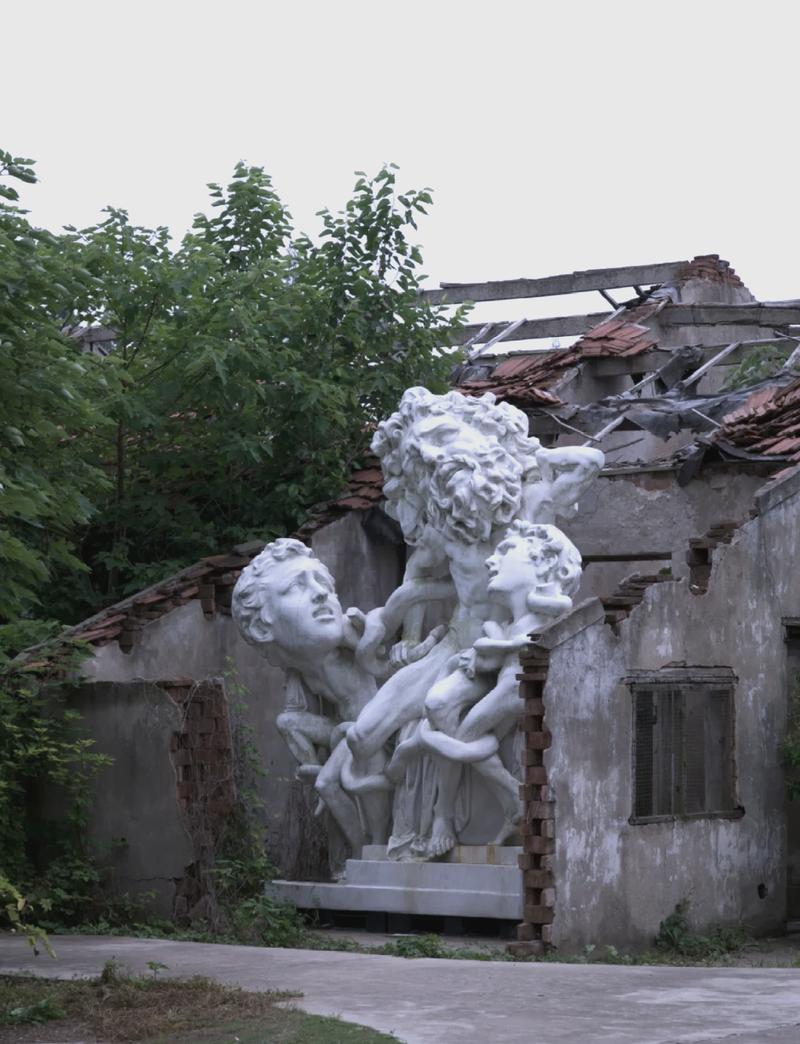 探秘灵异岛：神秘气息弥漫，废弃建筑诉说往昔秘密