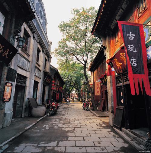 悠悠之门：藏于老城区角落，见证岁月与生活的传奇