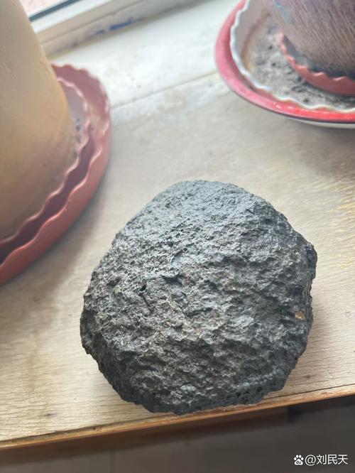 银色的陨石_银色陨石_陨石银是什么颜色