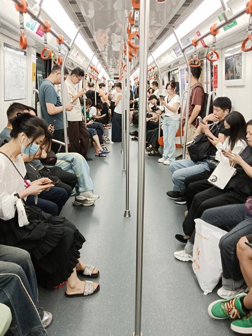 八点二十的地铁：上班族紧张日常，一次迟到经历令人难忘
