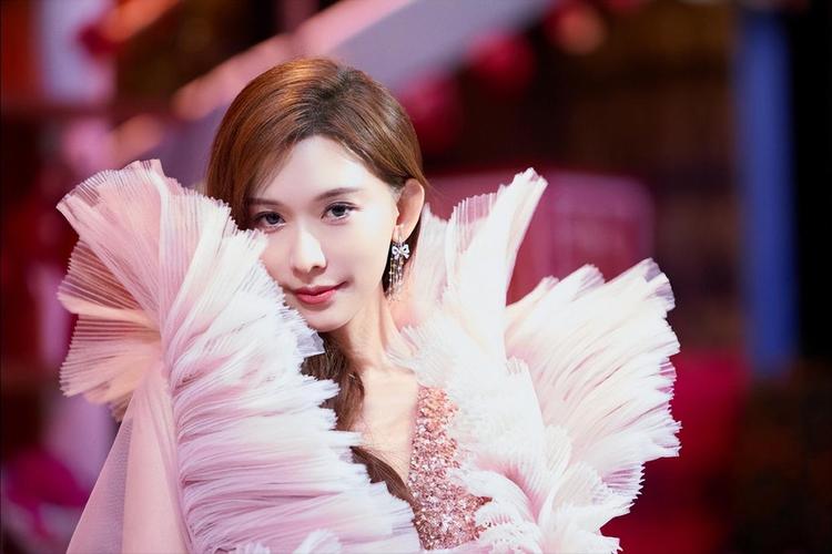 林志玲独特嗓音魅力非凡，广告宣传、节目互动皆显温柔善意