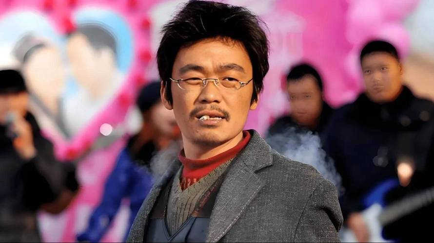 王宝强神态似镜折射人生，朴实笑容与愤懑神情引共鸣