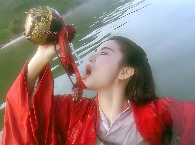 笑傲江湖中令狐冲与东方不败的冲东恋，为何如此动人？
