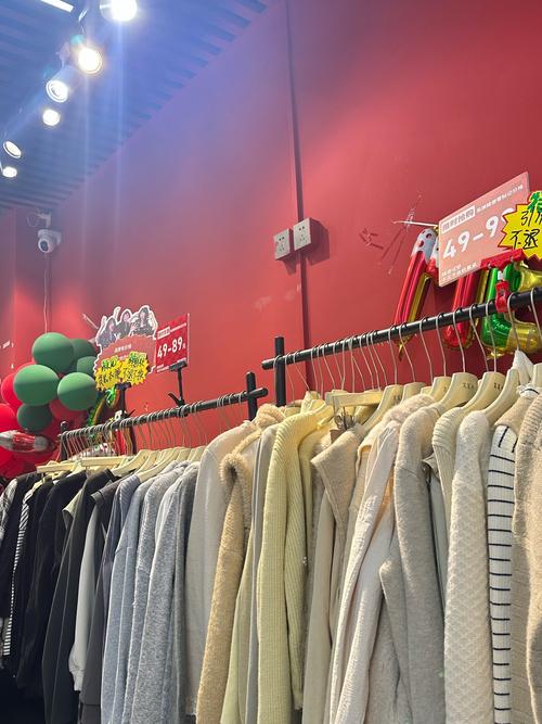 情侣服饰店：多样款式满足情感表达，随季变换展现独特魅力