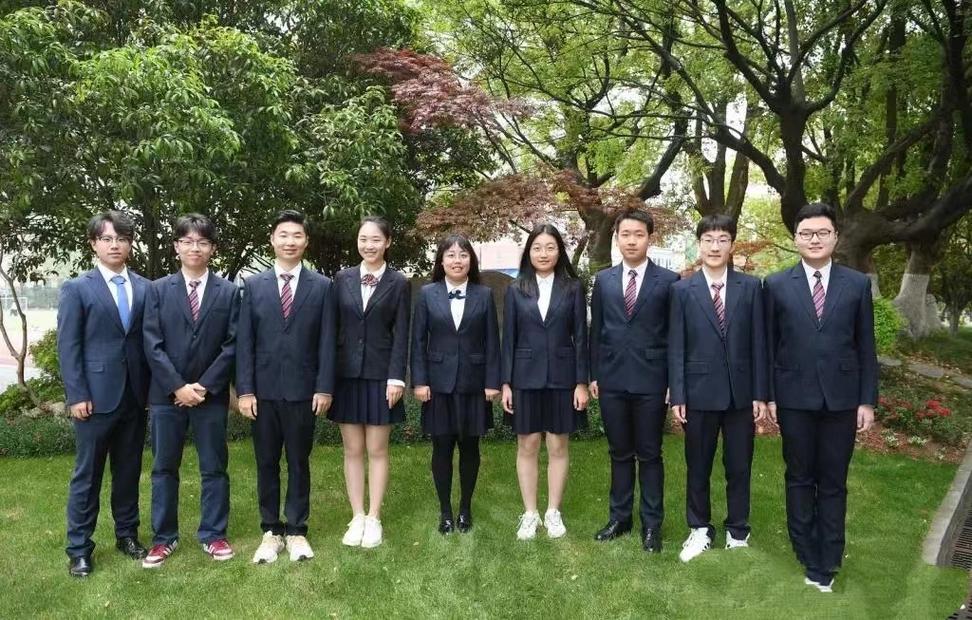 学校里顶尖学生与美丽女生成焦点，学业社团皆出色