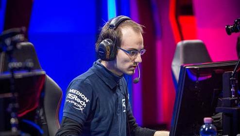 英雄联盟客服体验全解析：漫长等待与专业素养，如何优化成关键？