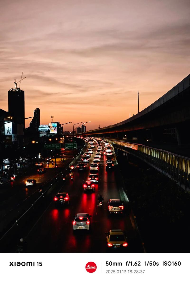 凤凰之眼：清晨薄纱缠绕，正午车流如织，见证城市脉动