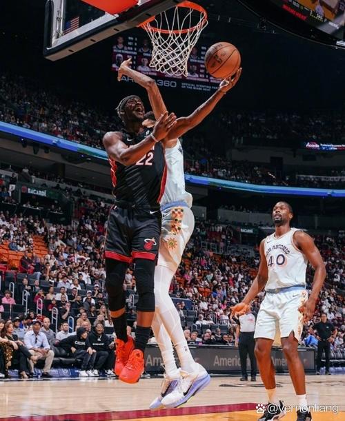 2013年总决赛热火vs马刺：战术博弈与逆境突围，谁能赢得关键转折点？