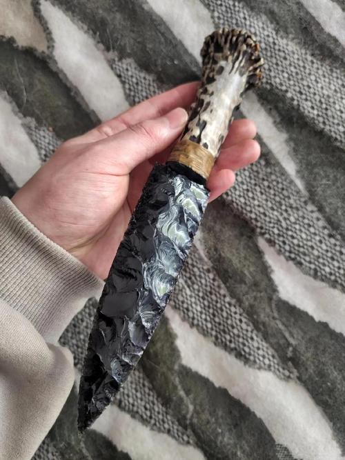 黑曜石斩斧：古代中美洲的宗教象征与致命武器，打造技艺全解析