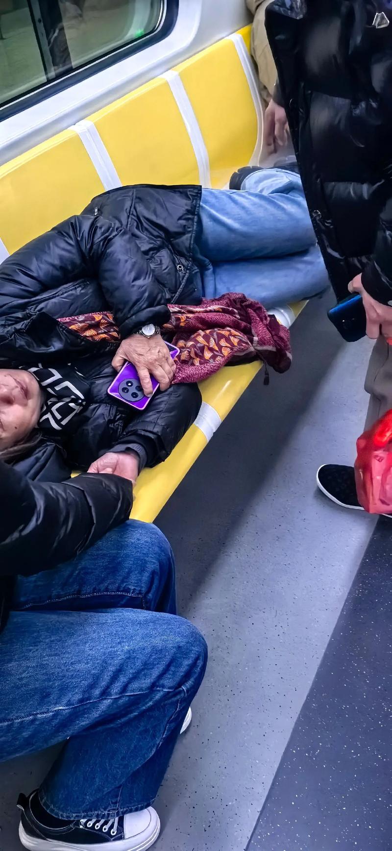 h4399地铁笨蛋_笨蛋地铁事件动画免费观看_笨蛋地铁游戏