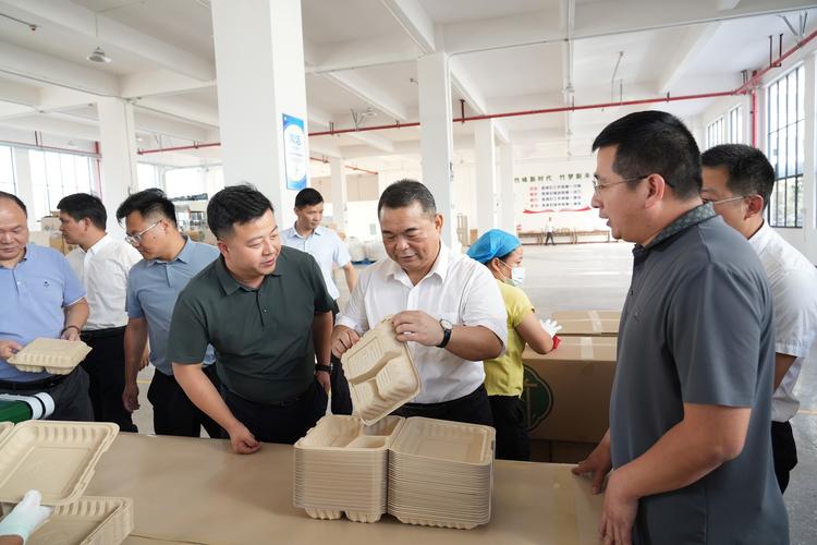 邓卓 邓卓现象是什么？看流量如何制造标签、扭曲真实与公共讨论