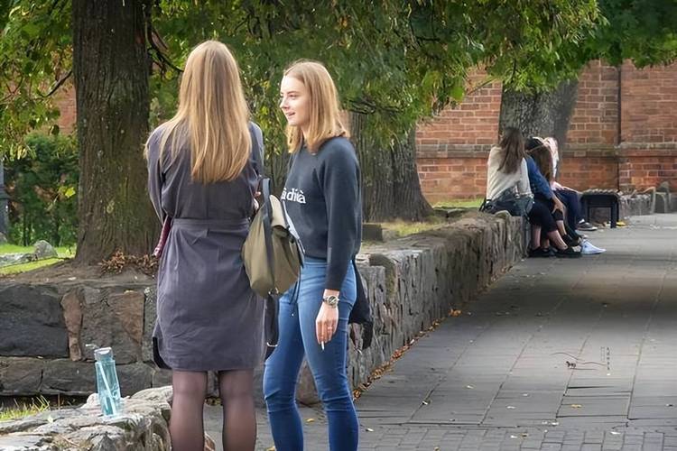 刘思言大胸 如何正确看待网络对女性身体的讨论，避免低俗与不尊重？