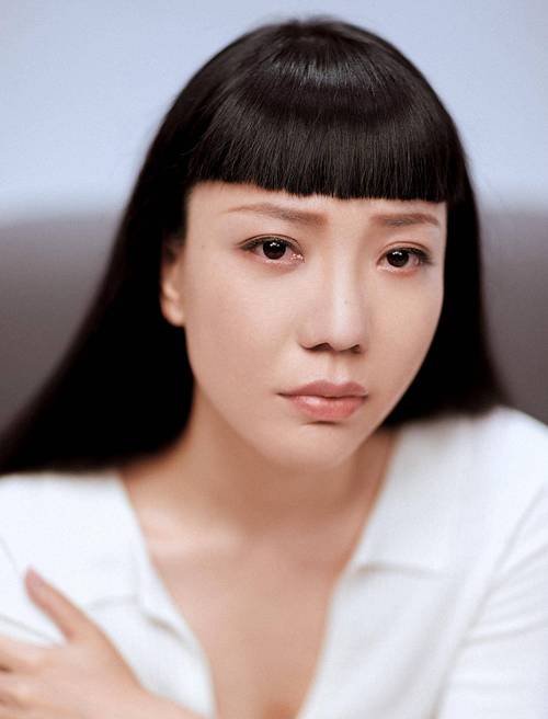 地铁广告吓人？吴莫愁海报引争议，公共空间广告尺度引思考