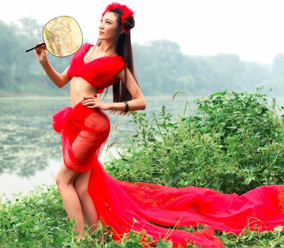 低俗内容引争议：从嫩模G奶险滑出看网络生态治理之道