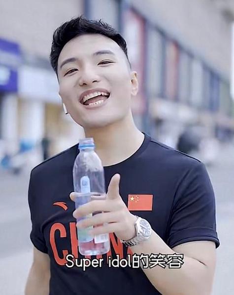 韩国男网红成功与争议：颜值经济背后的残酷竞争与长远影响