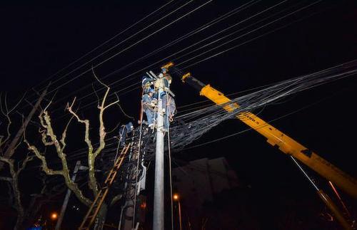 火线神兵讲述电力抢修：寒冬深夜决战高压线的惊险时刻