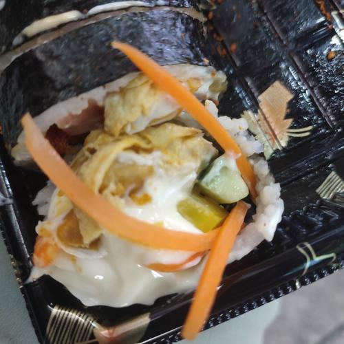 开了二十年魔法寿司店 凌晨四点去码头选鱼 把人情味揉进饭团里