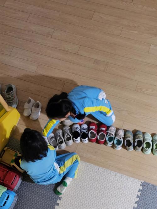 早教班来了个暖心娃，两岁半就会帮别人摆鞋子