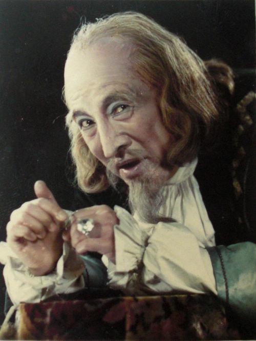 巴尔扎克笔下的守财奴葛朗台：到死都抓着钱，却活成了最穷的人