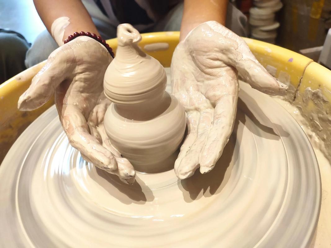 pottery 陶艺入门技巧：从揉泥到拉坯，新手也能做出有温度的作品